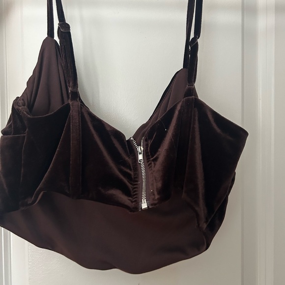 Cropped Going out Top - Picture 2 of 3